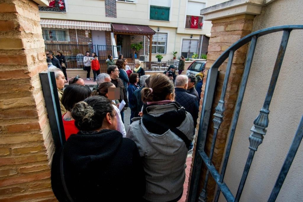 La presión de la PAH Murcia consigue el aplazamiento del desahucio en Alguazas / CARLOS TRENOR