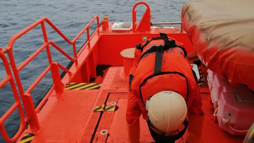 Embarcación de Salvamento, haciendo mediciones del agua cercana al volcán de La Palma
