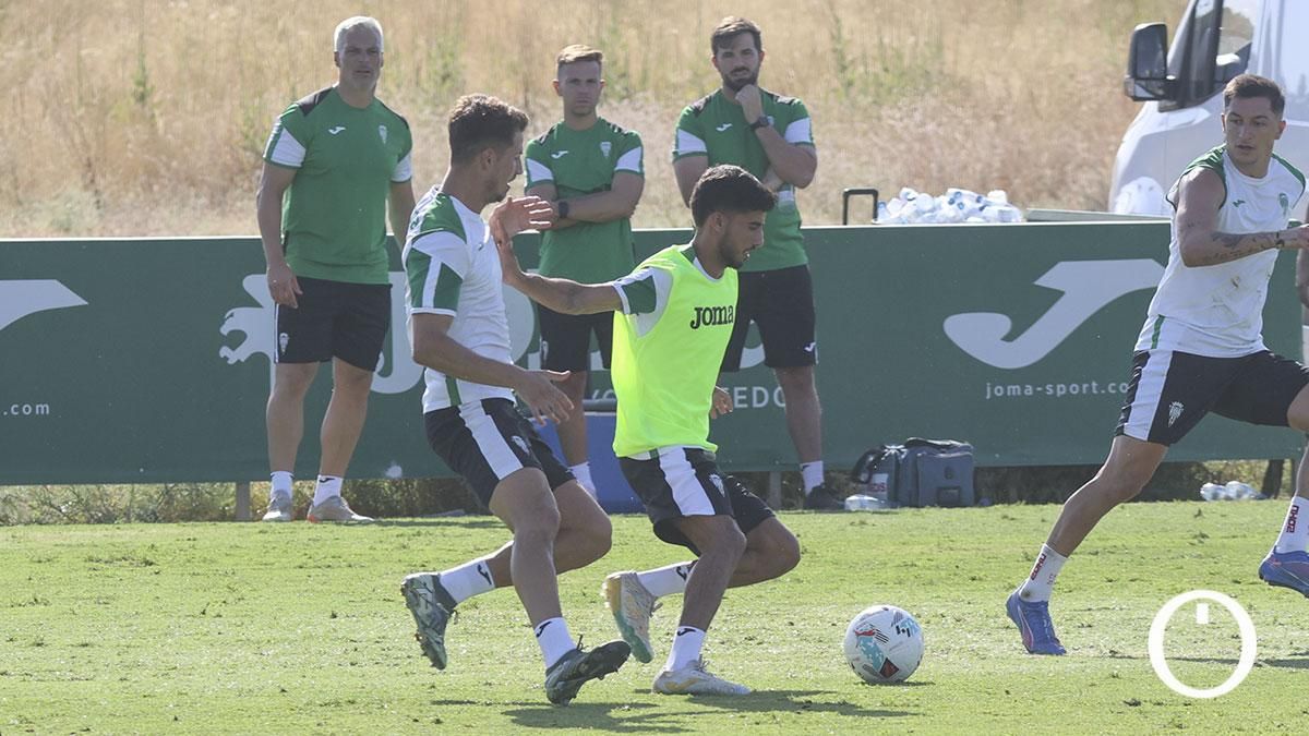 Pedro Ortíz intenta robar el balón a Calderón