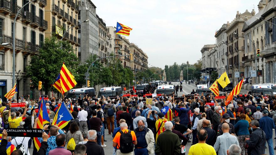 Un millar de independentistas protestan por la presencia del Rey en Cataluña