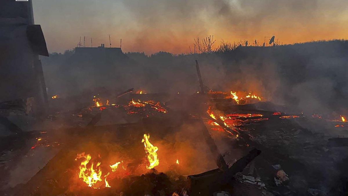 Imagen de la devastación creada tras un ataque ruso en la localidad ucraniana de Sumi. 