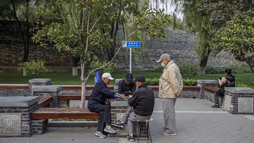 Hombres mayores juegan a las cartas en el parque de las Reliquias de la Dinastía Ming en Pekín, China. EFE/EPA/WU HONG