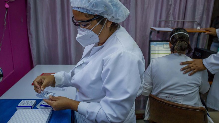 Fotografía de archivo en la que se registró a una enfermera al organizar dosis de la vacuna Sputnik V contra la covid-19, durante una jornada de vacunación en el Hospital Domingo Luciani, en Caracas (Venezuela). EFE/Miguel Gutiérrez