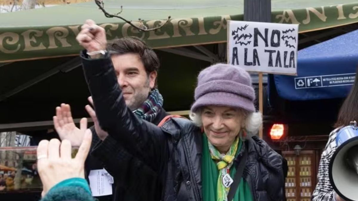 La miopía de reducir a la enorme Marisa Paredes a una plaquita en un banco