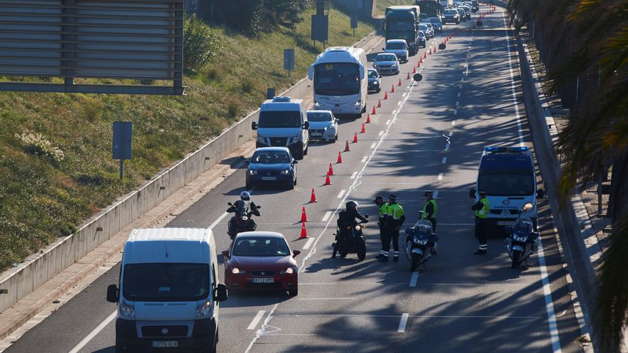 Control de movilidad de la Guardia Urbana en la Ronda Litoral de Barcelona. EFE/Alejandro García/Archivo