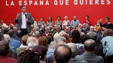 Pedro Sánchez en un acto con mayores.