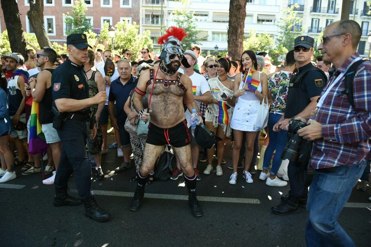 Un hombre disfrazado de romano en el desfile del Orgullo