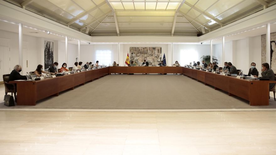 El presidente del Gobierno, Pedro Sánchez (c), preside la reunión del Consejo de Ministros en Moncloa, en Madrid (España), a 25 de agosto de 2020.