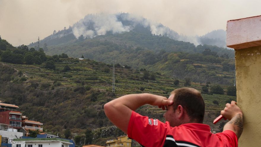Un vecino del municipio de Santa Úrsula observa el incendio forestal que afecta a la isla de Tenerife desde su vivienda. EFE/Alberto Valdés