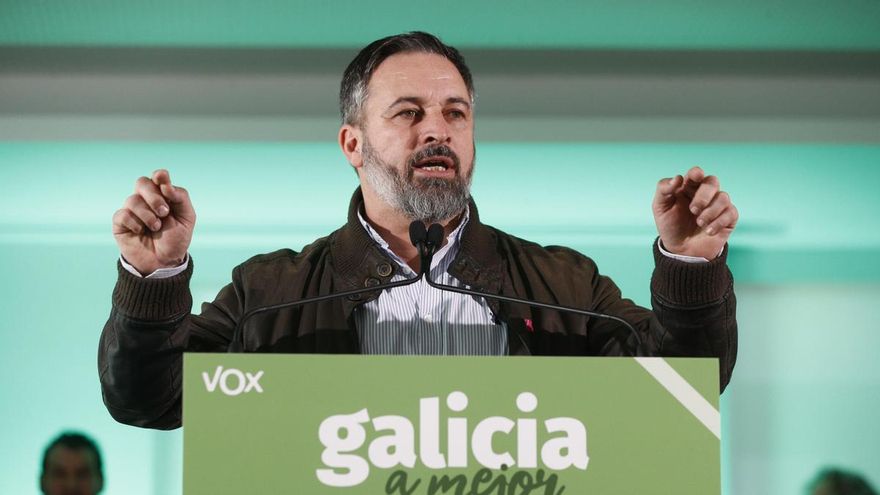 El líder de Vox, Santiago Abascal (c), da un discurso durante un mitin electoral este domingo en Lugo. EFE/ Eliseo Trigo