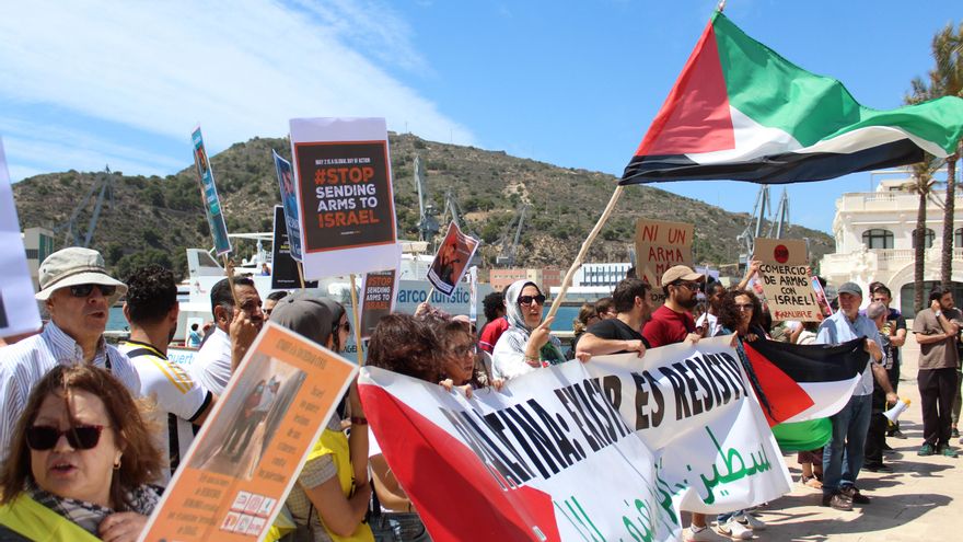 Protestas en Cartagena contra la llegada del buque señalado por enviar armas a Israel: "España no puede ser cómplice"