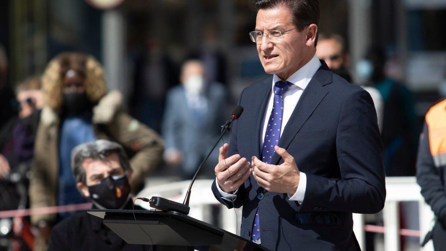 Los concejales de Ciudadanos y PP del Ayuntamiento de Granada le muestran la puerta de salida al alcalde Luis Salvador