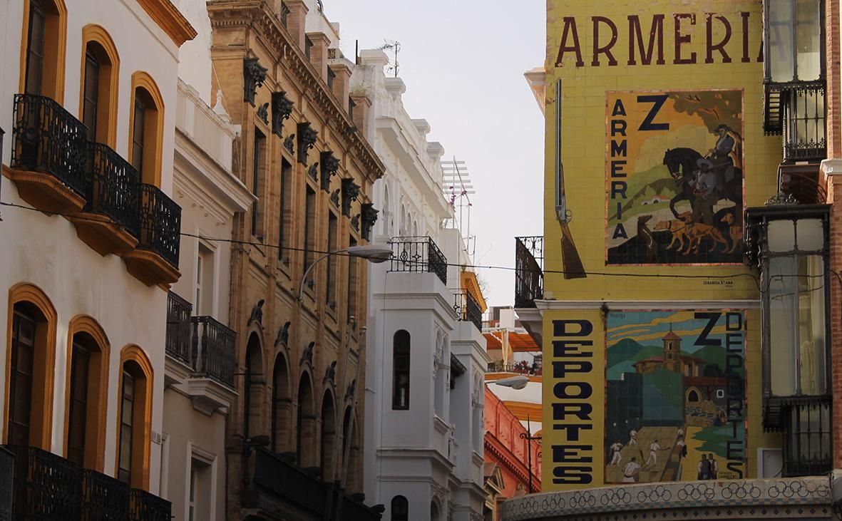 Anuncio en cerámica de la sevillana calle Sierpes. / JUAN MIGUEL BAQUERO