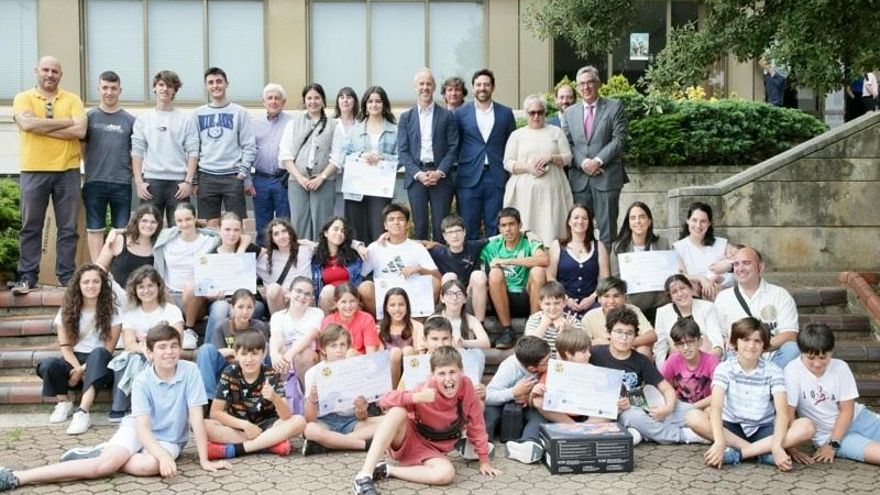 El consejero de Educación, Sergio Silva en la foto de familia con ganadores y organizadores del concurso