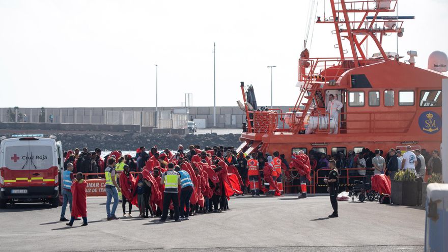 Un cayuco a su llegada a Puerto Naos en Arrecife, Lanzarote