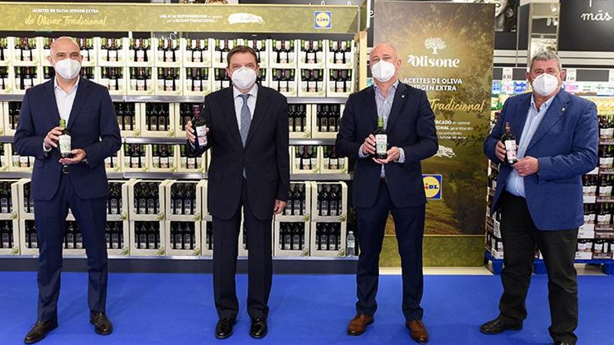 Responsables de Lidl, ministro de Agricultura y secretario general de UPA presentando la campaña de "apoyo al olivar tradicional"