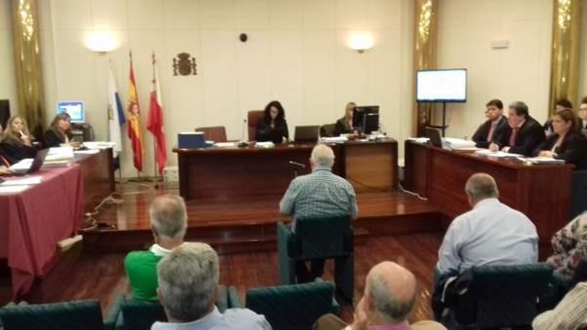Los exalcaldes Díaz Helguera y Muguruza durante el juicio.