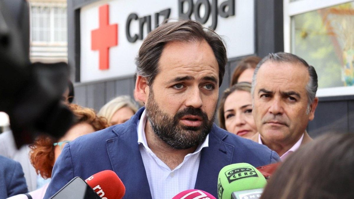 El presidente del Partido Popular de Castilla-La Mancha, Paco Nuñez, atiende a los medios en Talavera de la Reina.