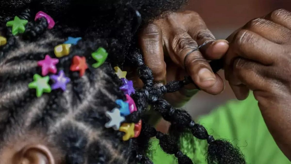 Una madre peina a su hija. Imagen de archivo Getty Images/AFP/Luis Robayo
