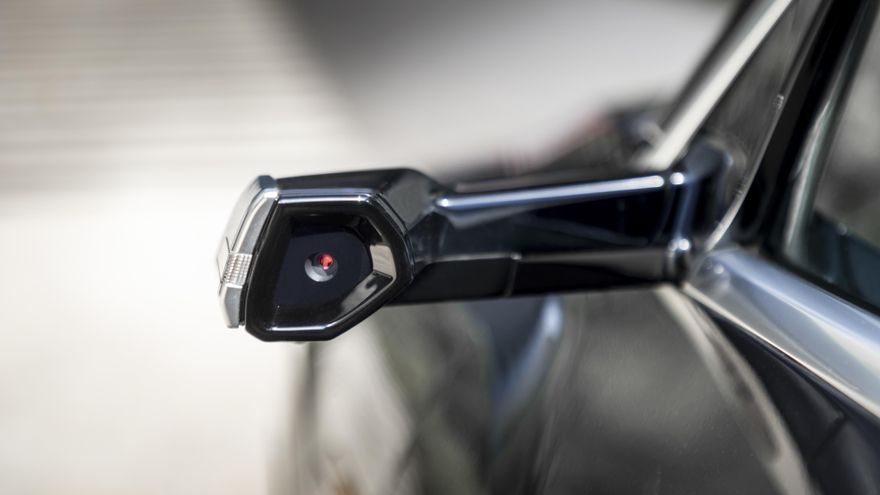 Se mantienen los espejos exteriores con cámara.