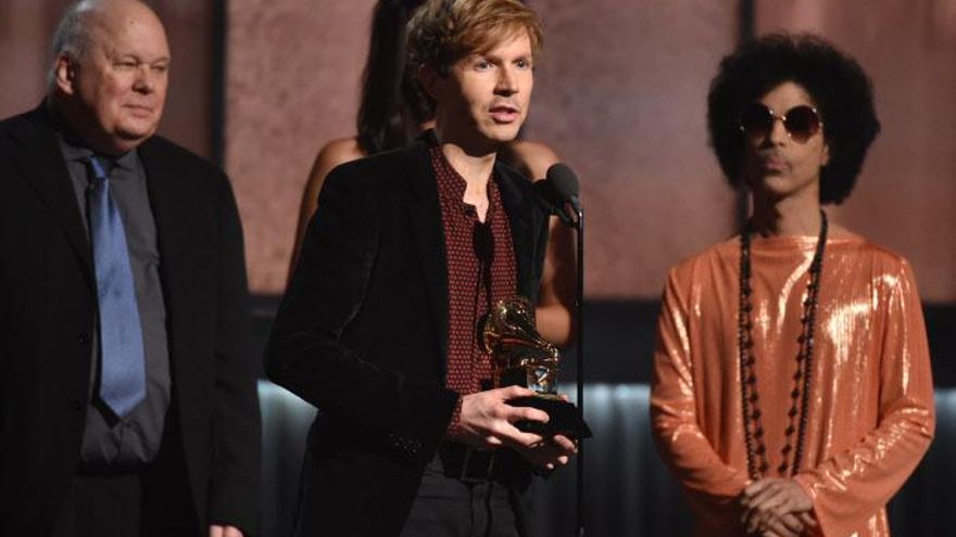 Beck recoge el Grammy a Mejor disco del año de las manos de Prince en 2014