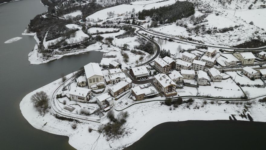 Vista del pueblo de Eugui, en Navarra, junto a las aguas del pantano