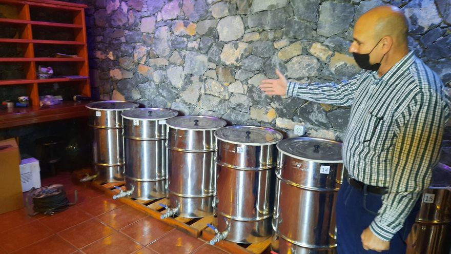 El técnico Daniel Espinosa, en la bodega de la almazara