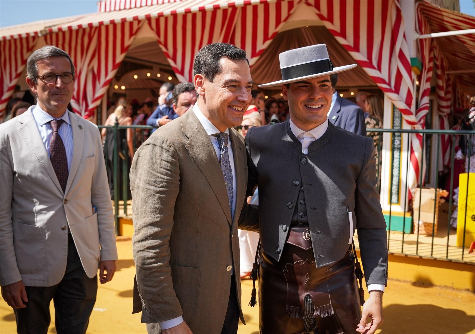 El Presidente de la Junta de Andalucía y candidato a la reeleción, Juan Manuel Moreno, acompañado por el consejero Jorge Paradela