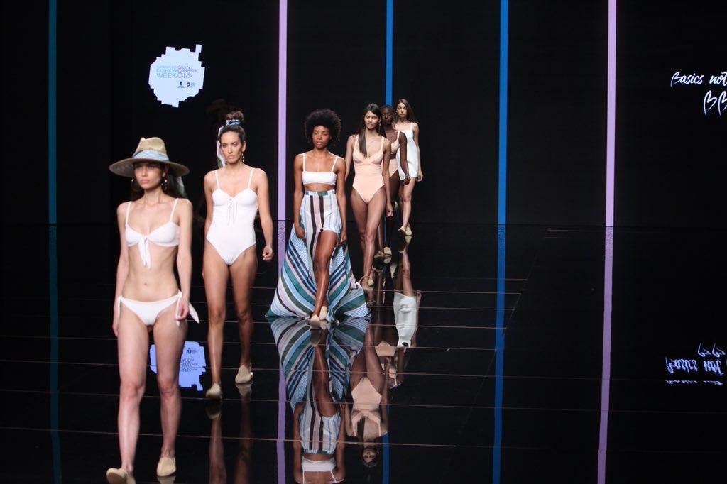 Basics not Basic cierra el primer bloque de la tarde presentando una colección inspirada en Sri Lanka y sus colores.