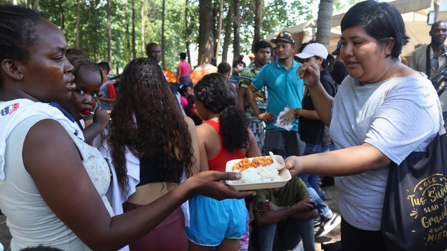 Organizaciones entregan comida, ropa, insumos y arte a migrantes en frontera sur de México