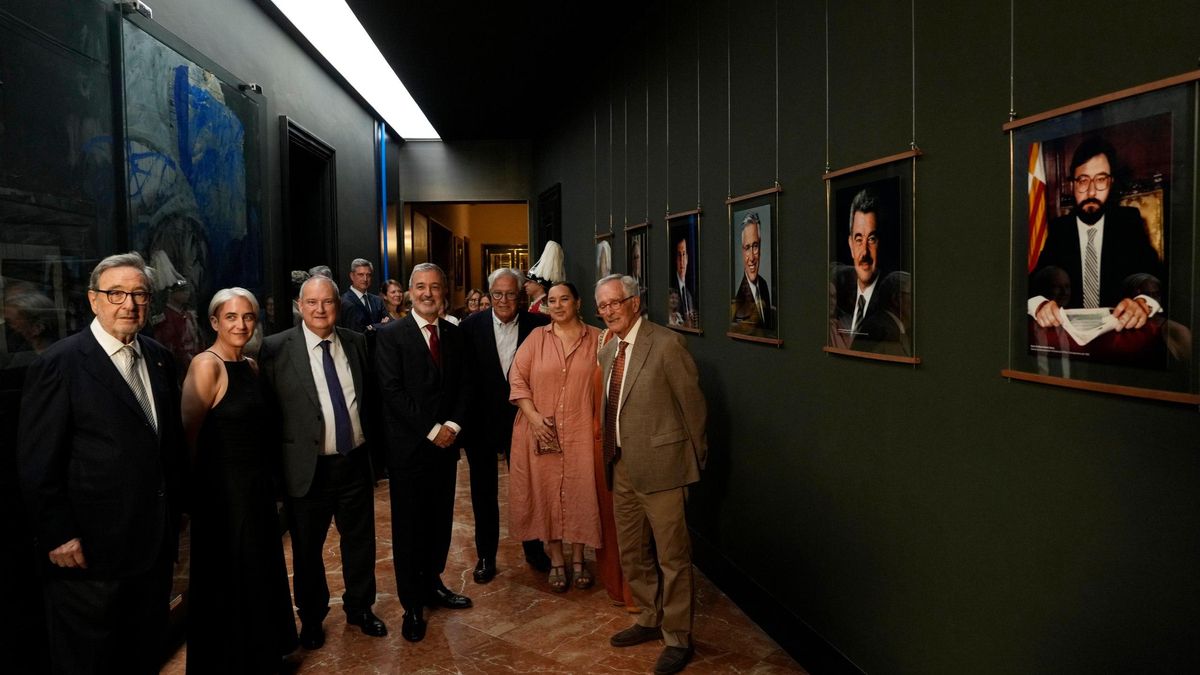 Los exalcaldes junto a las hijas de Maragall, en la nueva galería con los retratos.