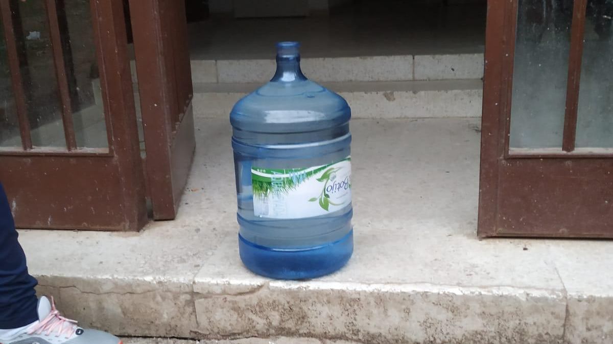 Los bidones de agua y los motores de gasolina para tener luz se han convertido en las soluciones improvisadas de los afectados