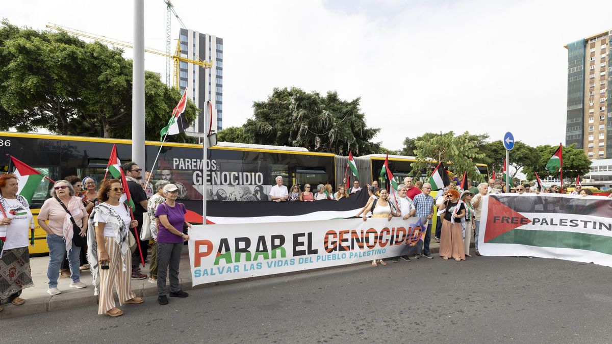 El Ayuntamiento de Las Palmas de Gran Canaria rotula una guagua para denunciar el genocidio en Palestina