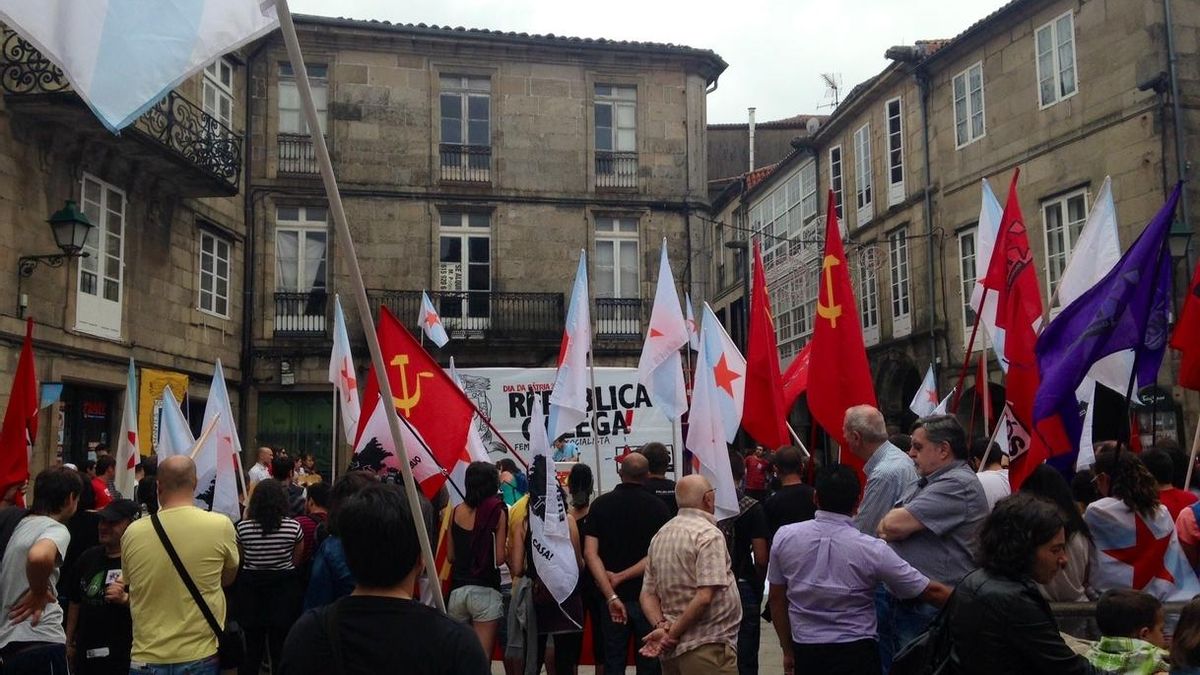 Nós-UP quema una bandera española para reivindicar la independencia y la república gallega en Santiago