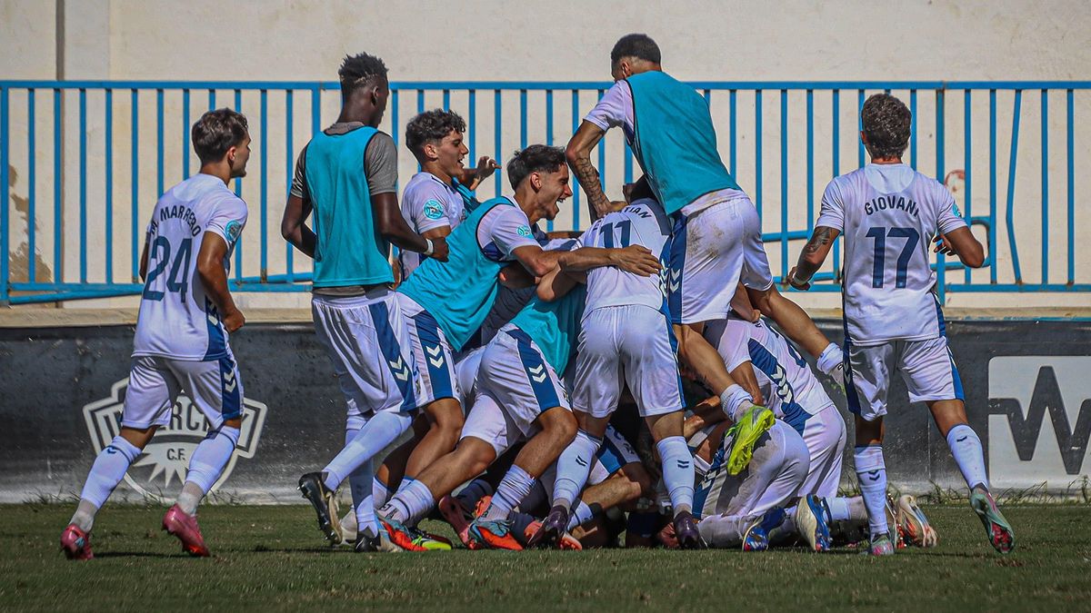 El Tenerife B celebra el 2-3 al Intercity en el descuento