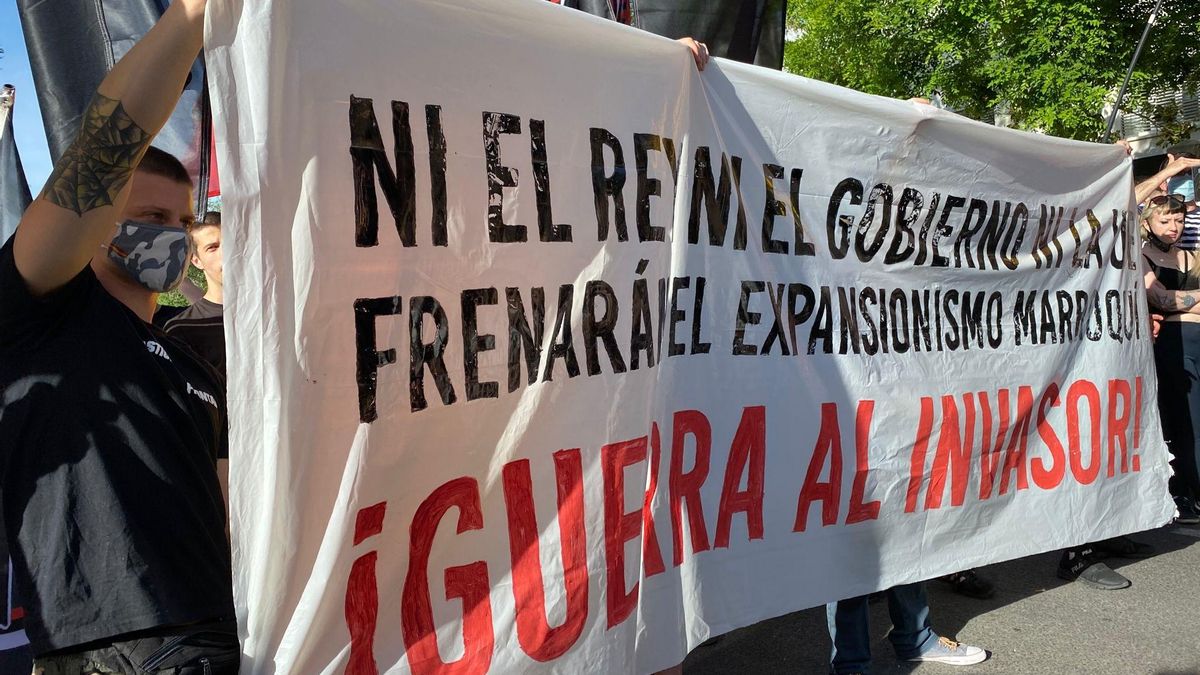 Unas 300 personas se concentran este martes frente a la Embajada de Marruecos en España.