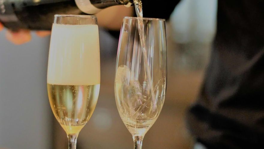 Ahora que es Navidad: cómo abrir y servir correctamente una botellita de cava