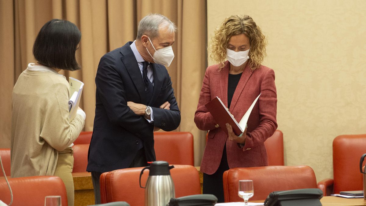 La presidenta del Congreso de los Diputados, Meritxell Batet (d), conversa durante una Junta de Portavoces en el Congreso de los Diputados, a 6 de abril de 2021, en Madrid (España).