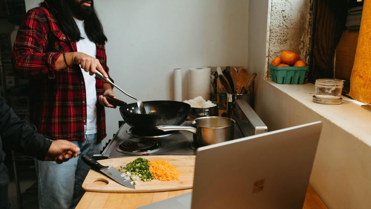 Una pareja cocinando.