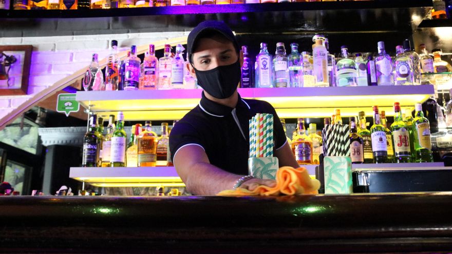 El camarero de uno de los locales que participarán en el ensayo, en Sitges