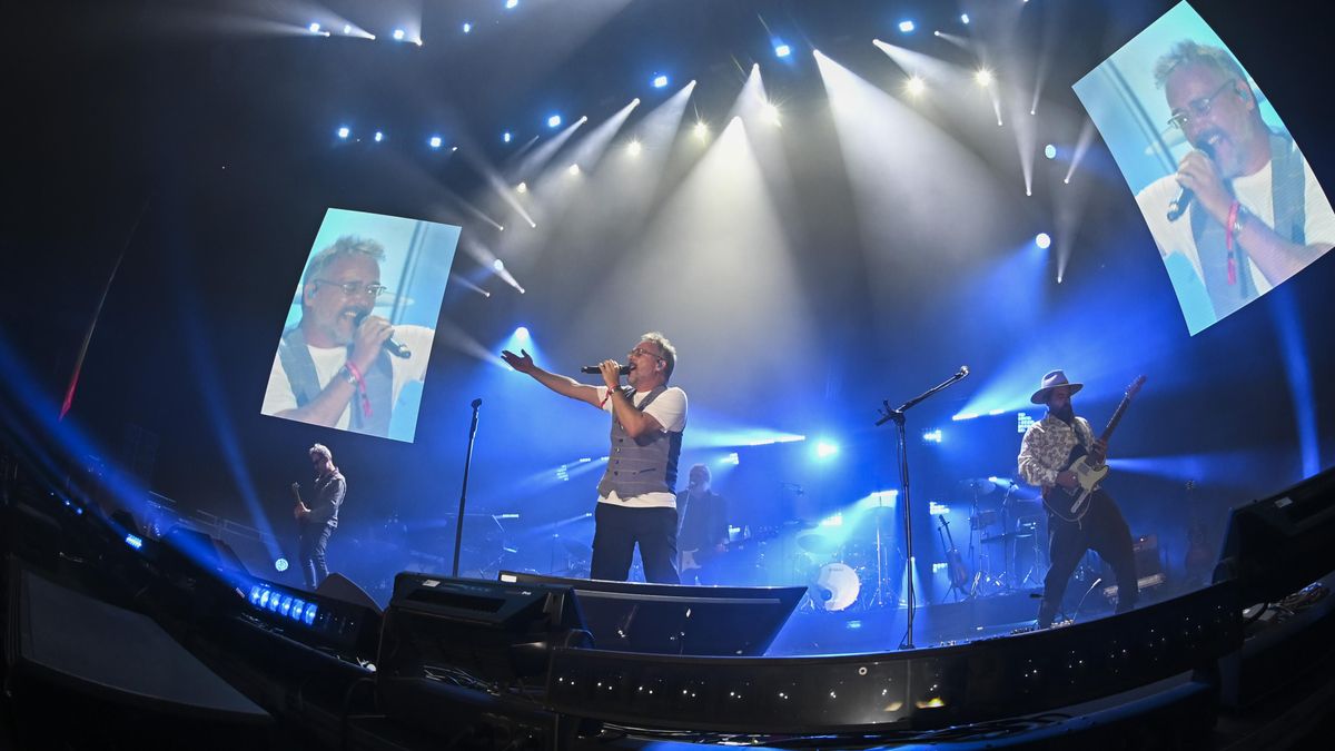 El grupo Love of Lesbian durante su actuación en el I Concierto Solidario CRIS Contra el Cáncer celebrado en el Movistar Arena de Madrid. Imagen de archivo. EFE/ Fernando Villar