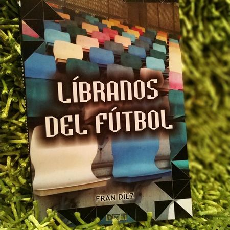 Portada del libro 'Líbranos del fútbol'.
