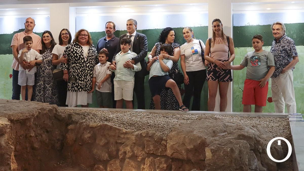 Alumnos con autismo del Torre Malmuerta exponen unas obras en las que reinterpretran cuadros de Pepe Amate