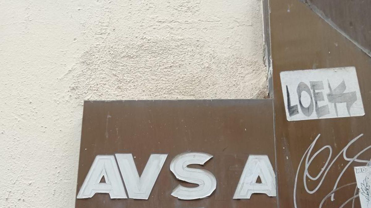 Los restos del rótulo de la compañía de discos. El grupo y ellos no acabaron bien