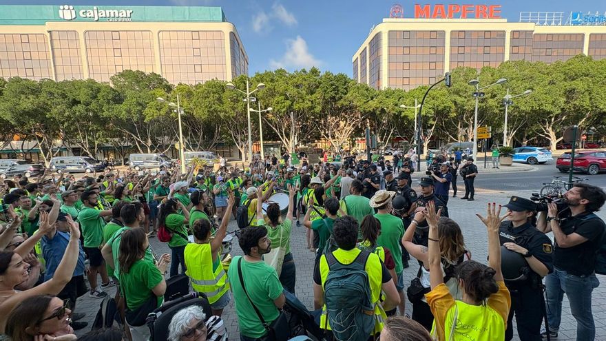 El Gobierno valenciano endurece el tono contra los docentes mientras los huelguistas ya apuntan a todos sus actos: "¿Pérez Llorca dónde está?"