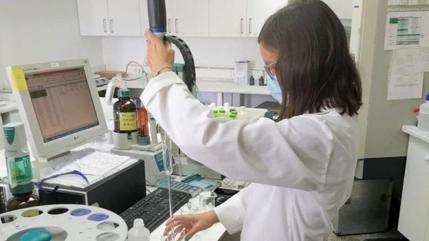 Una investigadora del Instituto Volcanológico de Canarias.