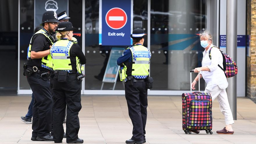 Agentes de policía vigilan la entrada de la estación de King's Cross, en Londres. EFE/EPA/FACUNDO ARRIZABALAGA/Archivo