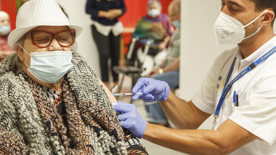 Los profesionales del Servicio Canario de Salud ponen la segunda dosis de la vacuna contra la COVID-19 este domingo