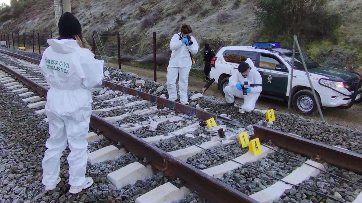 La Guardia Civil examina un tramo de vía en el que falta un fragmento de raíl