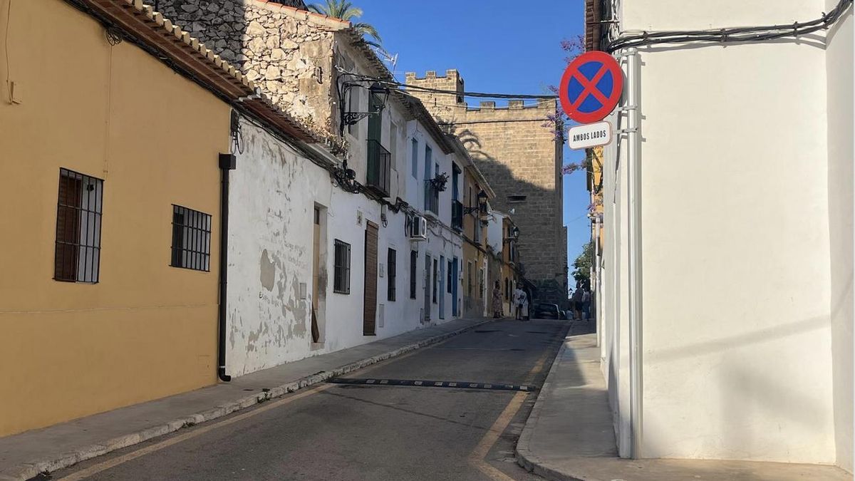 Vista de la calle Hospital de Dénia, en una de cuyas viviendas han aparecido los restos óseos.